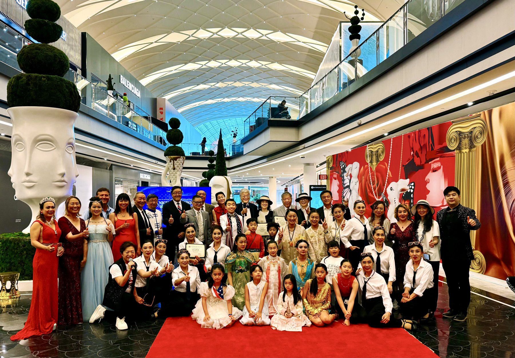 北美华人250周年庆典嘉宾在美国梦 The Avenue 奢侈品街区合影